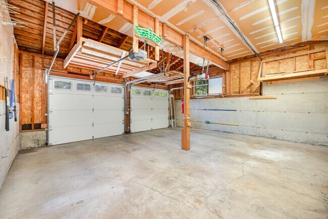 Building Photo - 5 Bed 3 Bath home In Bellevue Available Now