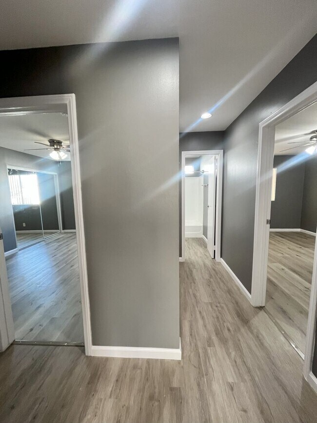 Building Photo - LARGE 2 BEDROOM 1 BATH UPSTAIRS UNIT WITH ...