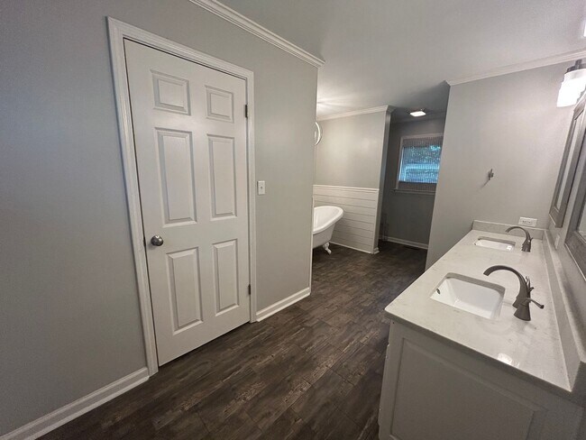 Building Photo - 40 Plainsfield Pl