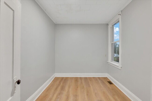 Building Photo - "Charming 2-Bedroom Retreat on Saratoga Avenue - Spacious 1100 Sq Ft Gem in Waterford!"