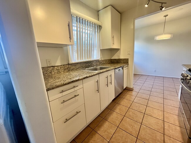 kitchen - 520 S Inglewood Ave