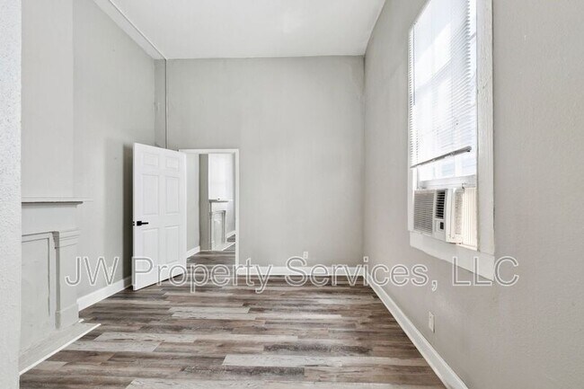 Building Photo - 910-912 N Prieur St