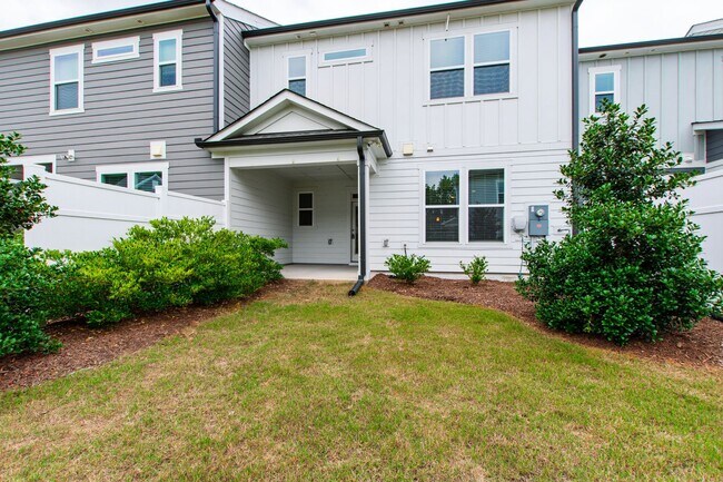 Building Photo - Beautifully Appointed Townhome in Prime Ho...