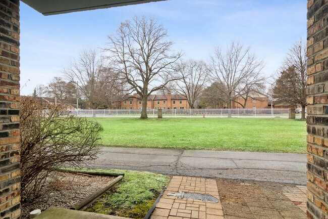 Building Photo - 1633 N Windsor Dr