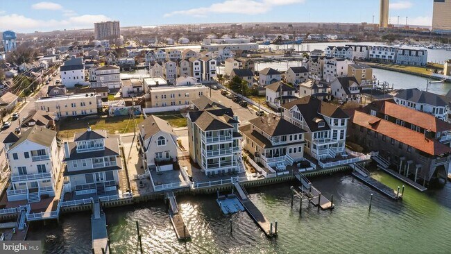 Building Photo - 739 N Massachusetts Ave