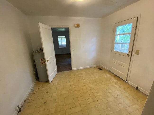 Building Photo - 2 Bedroom, 1 Bath Home in East Rome!