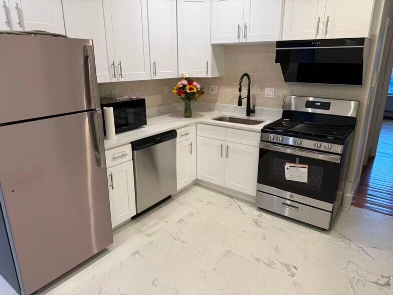 Primary Photo - 63 Middle St