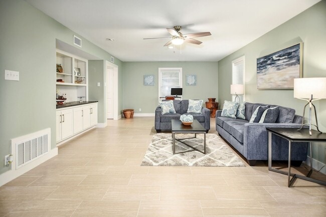 Building Photo - 8 Las Brisas Pl