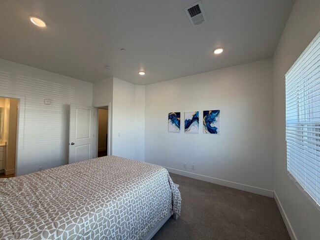 Building Photo - 5801 S Garnet Dr