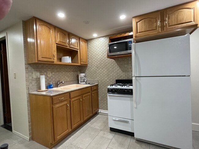 Efficient, fully equipped kitchen with microwave, stove, and refrigerator with automatic ice maker - 6030 NY-23