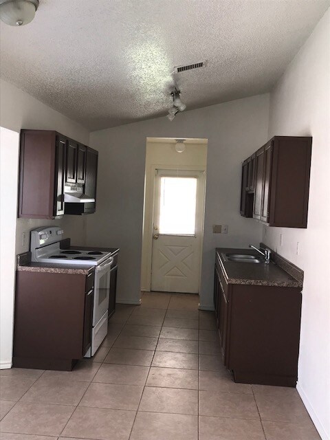 Building Photo - 4003 Colonial Sun Dr
