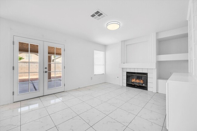 Building Photo - SE!!  Windmill and 215!! Newly remodeled!! All Tile Floors down stairs!! Low Maintenance Desert L...