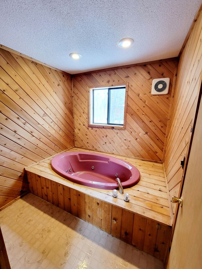 Building Photo - Amazing 4 bedroom with 2 kitchens and Livi...