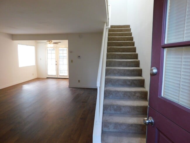 Building Photo - Lovely 2 BD 2.5 BA Two Story Townhouse