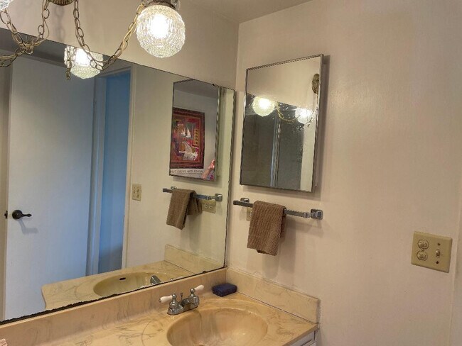 Building Photo - 9423 S Hollybrook Lake Dr