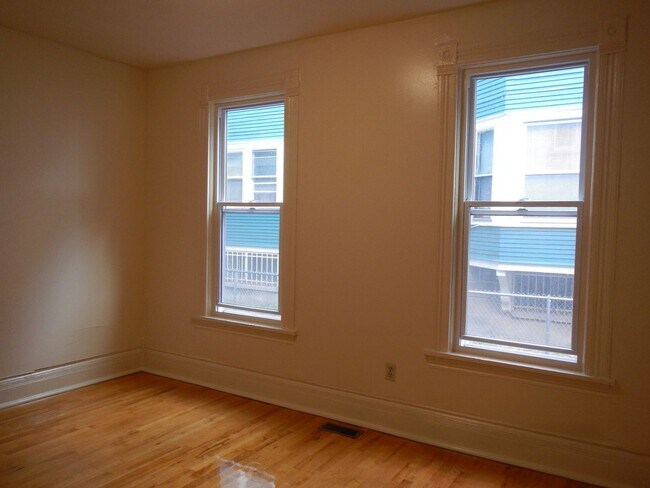 Building Photo - Newly Renovated 1st Floor Apartment with G...