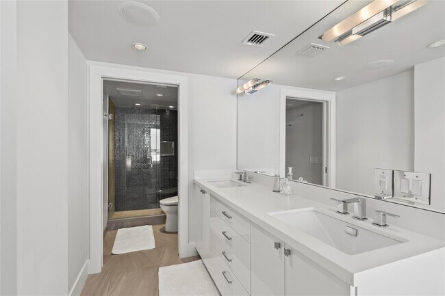 Building Photo - 800 SE 20th Ave