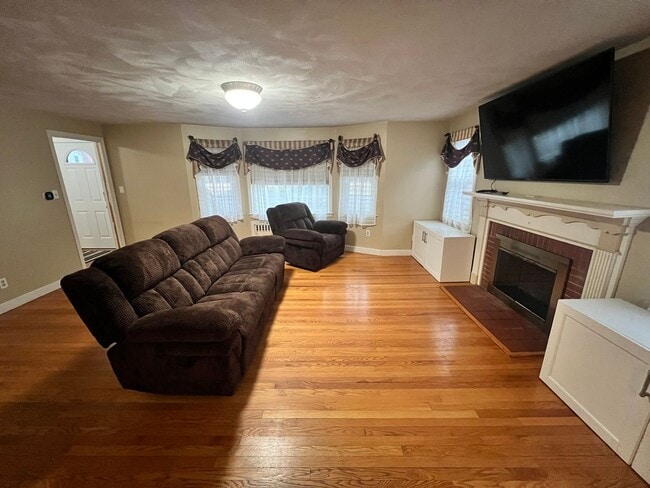 Building Photo - Beautiful, Single Family Colonial for Rent in Springfield!