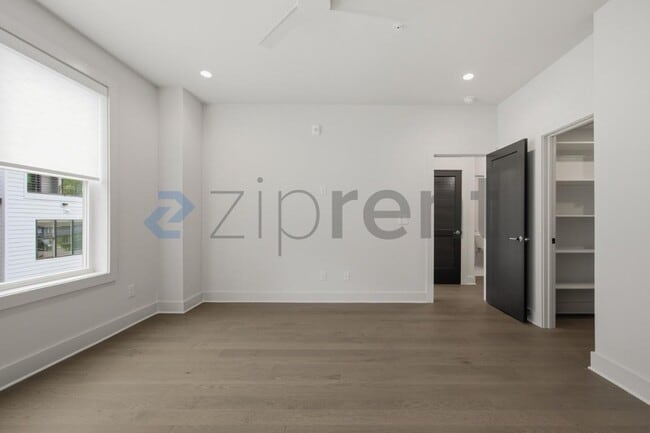 Building Photo - 425 S Walker St