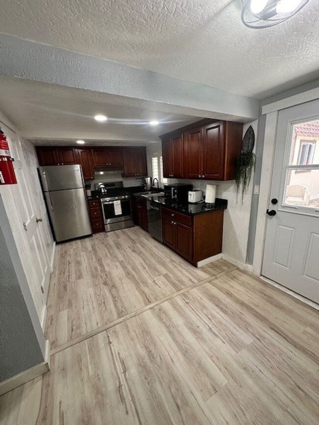 Building Photo - Nicely renovated 2Bd 2Ba house with large yard and pet friendly!! Available for a seasonal rental...