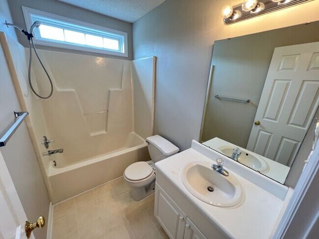 Building Photo - Large 3 bedroom home near downtown Raleigh!