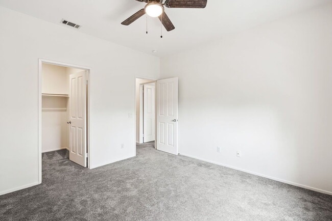 Building Photo - "Luxurious 2-Bed Condo Retreat with Fireplace & Pool Oasis in Ventura!"