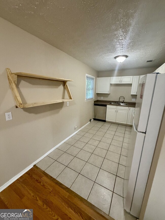 Building Photo - 814 Crestwood Terrace