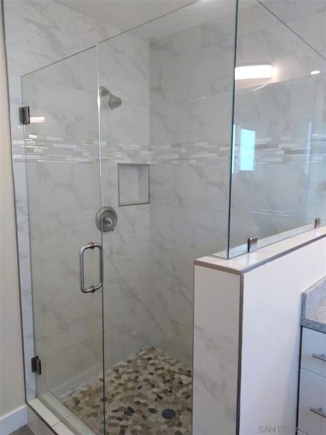 Building Photo - 2 BED 1 BATH Duplex Including 1 Car Garage in KENSINGTON