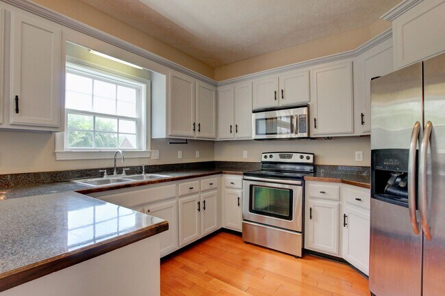 Building Photo - 716 Cavalier Dr