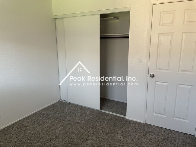 Building Photo - 5433 E Knoll Dr
