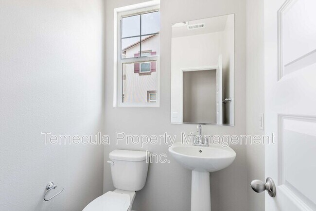 Building Photo - 28048 Oakdale Dr