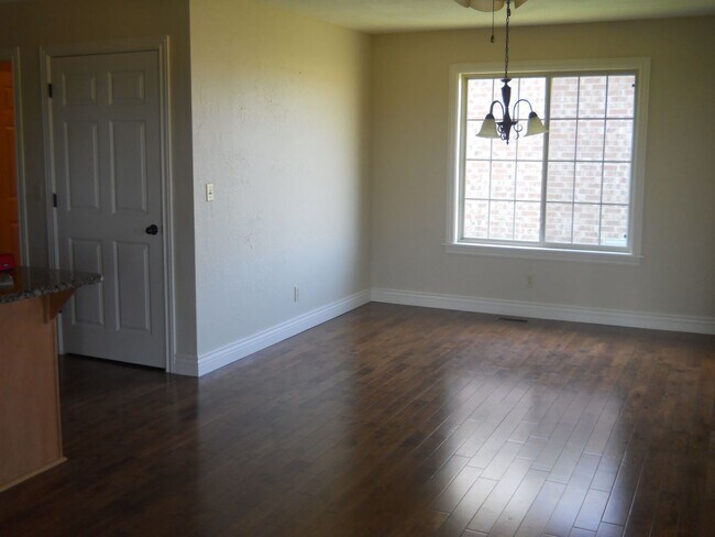 Building Photo - Beautiful 3 bedroom house in a quiet HOA neighborhood with lots of perks!