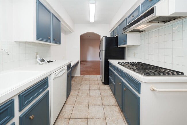 Building Photo - 9622 Highmeadow Dr