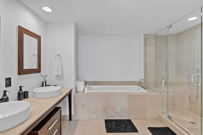 Building Photo - 631 Brickell Ave