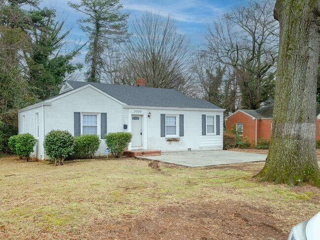 Building Photo - "Charming 3-Bedroom Home with Gleaming Hardwood Floors & 2 Full Baths in Prime Charlotte Location!"