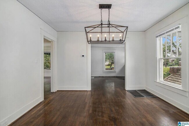 Building Photo - Charming Craftsman Bungalow in South East Lake