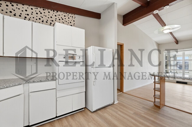 Building Photo - 2541 W Benjamin Dr