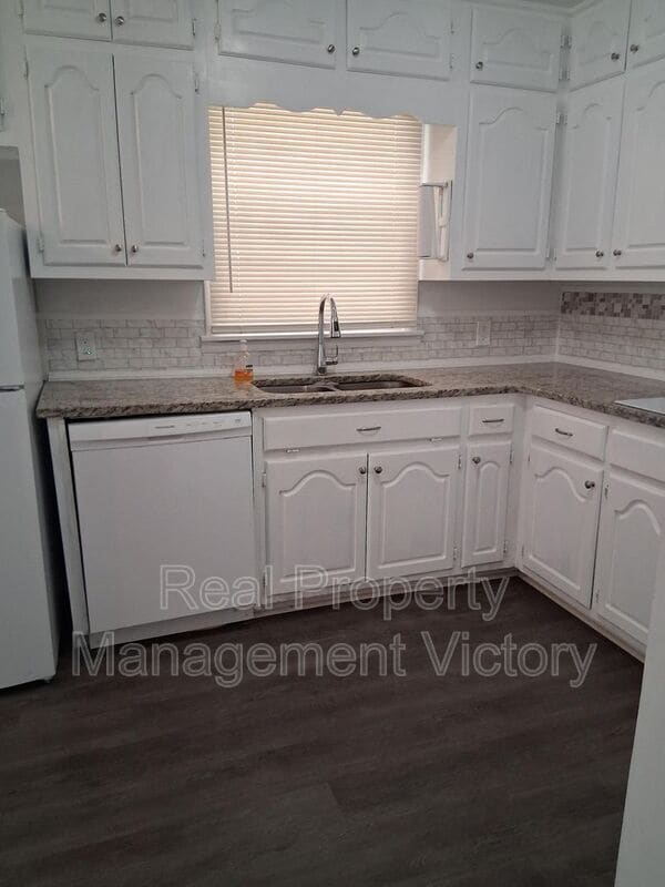 Building Photo - 409 10th Ave