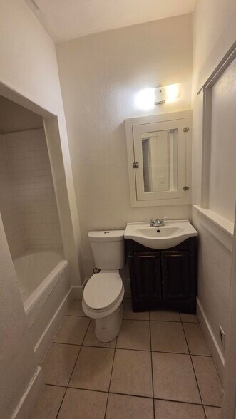 Bathroom - 819 N 5th Ave