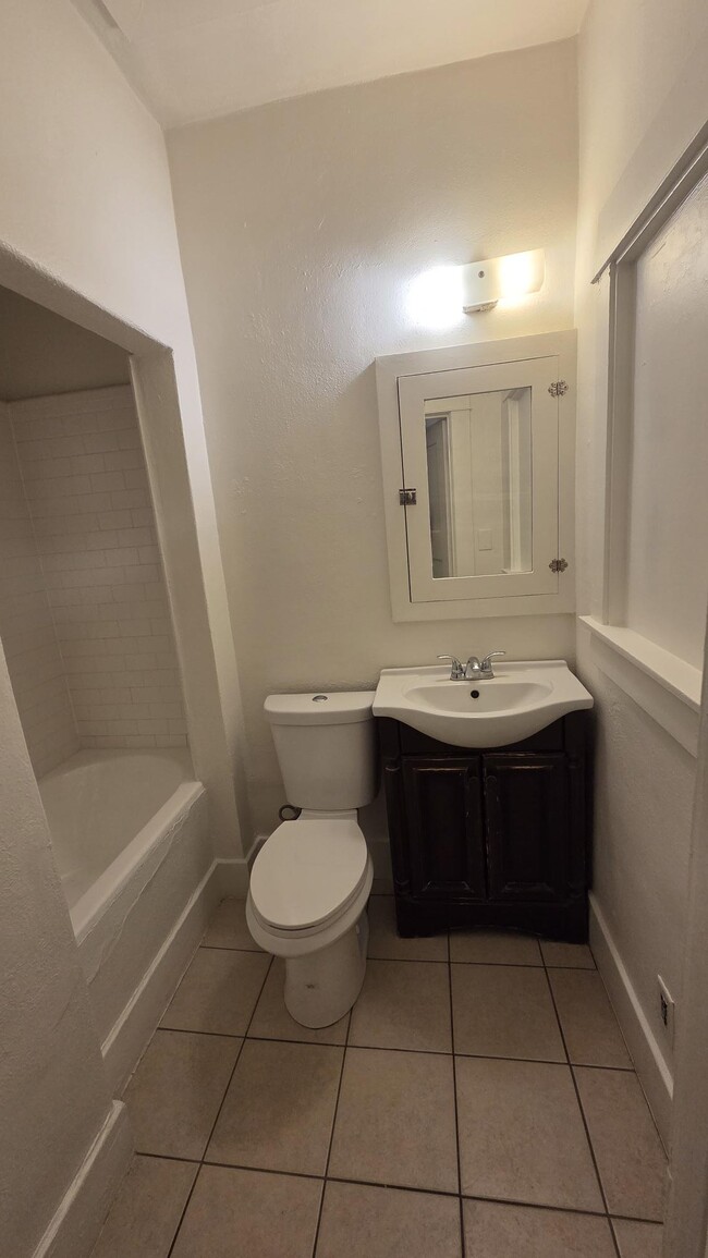 Bathroom - 819 N 5th Ave