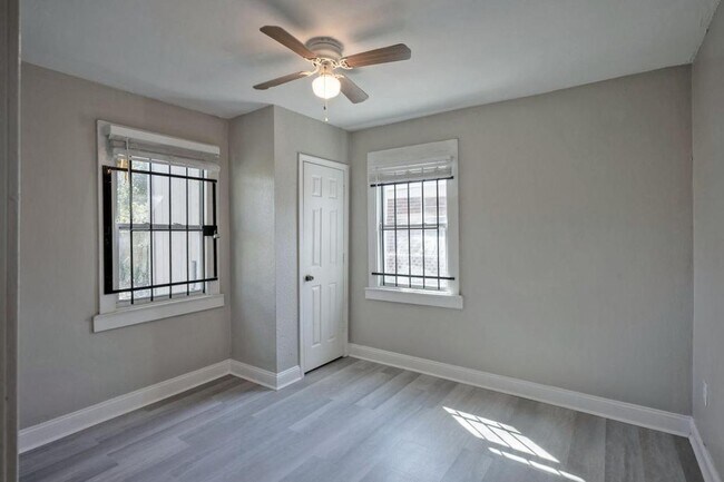 Building Photo - 2036 W 11th St