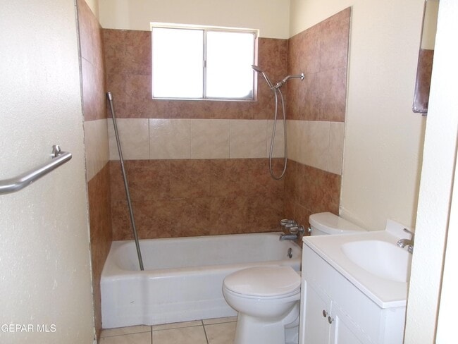 Building Photo - 10037 Oakwood Dr