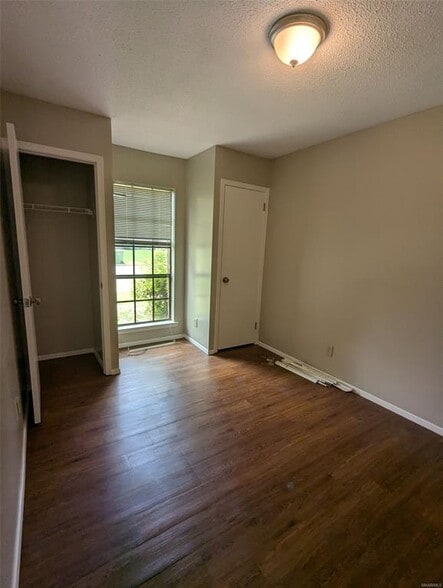 Building Photo - 580 Hollow Wood Rd