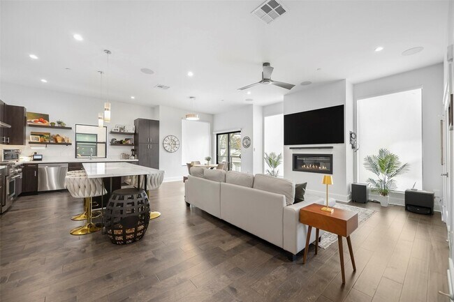Primary Photo - 425 W 9th St