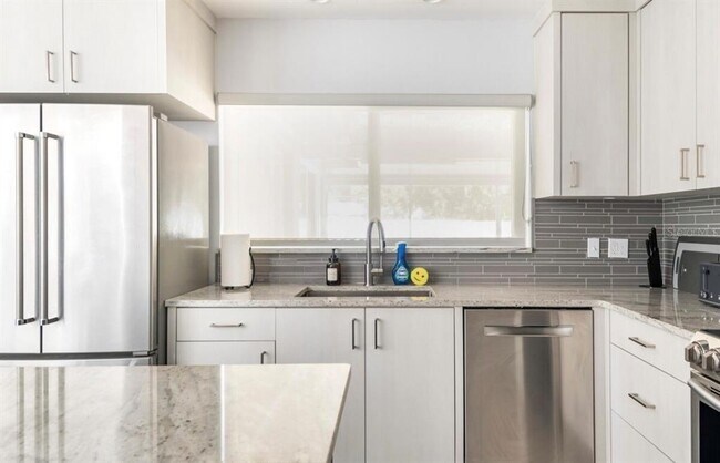 Building Photo - 1205 W Adalee St