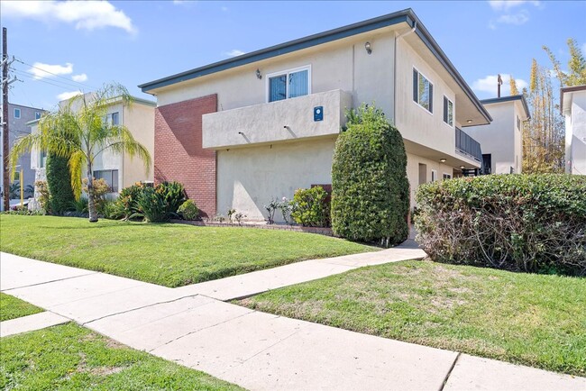 Building Photo - 5709 Hazeltine Ave