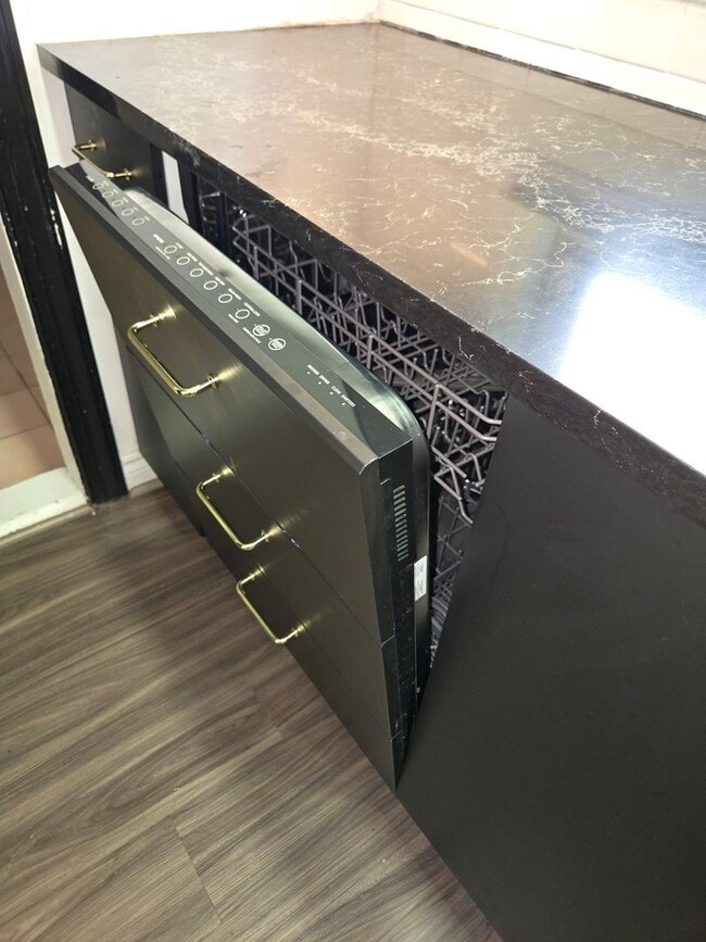 Building Photo - Spacious Five Bedroom