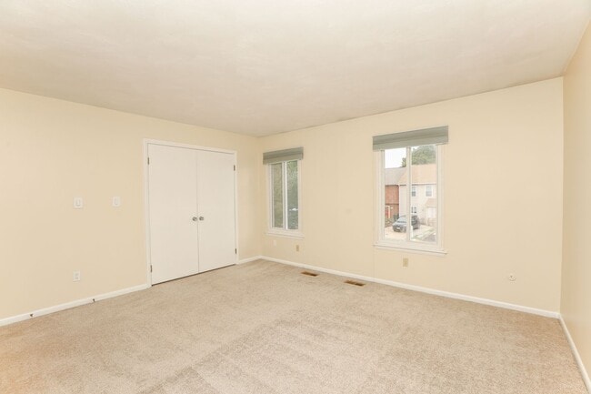 Building Photo - Spacious Townhome Move in Ready!!