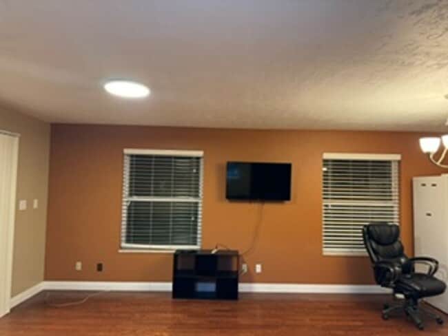 Building Photo - Spacious home
