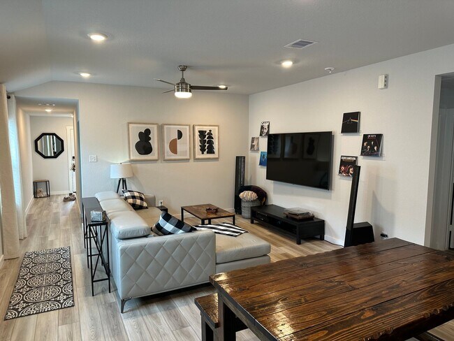 Building Photo - AUGUST MOVE IN!  Beautiful Midtown Reserve 3 Bedroom Home For Lease